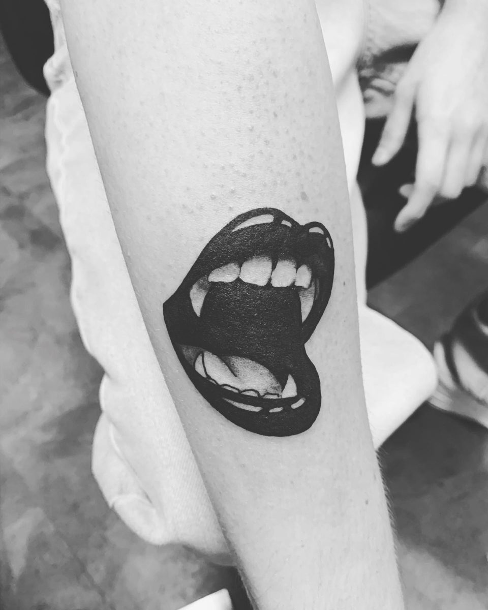 Blackwork-Mund am Unterarm
