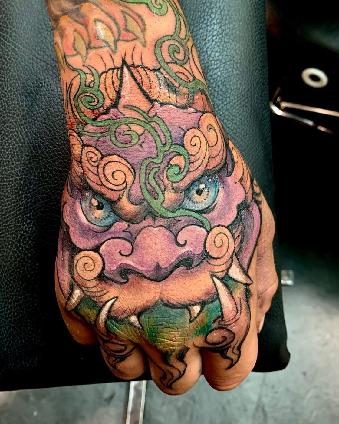 Foo Dog auf dem Handrücken in Farbe