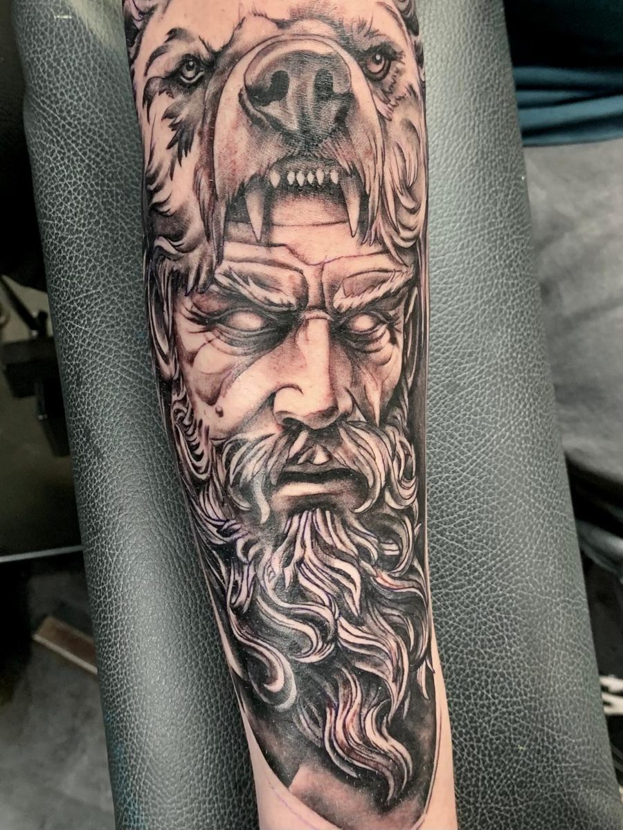 Krieger mit Bärenfell in Black & Grey