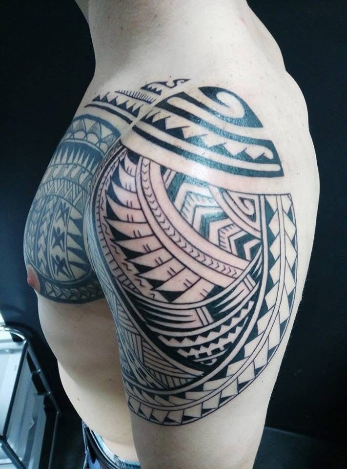 Polynesisches Tattoo an Schulter und Brust